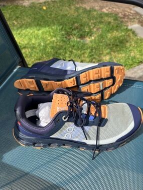 On Running Cloud Women’s Runner in Navy and Gray